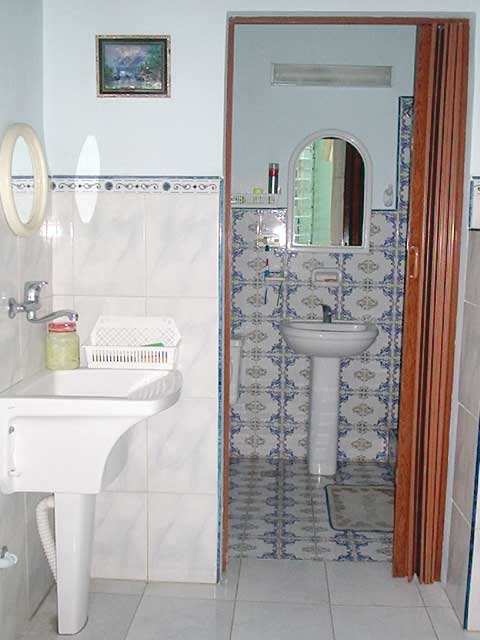 Bathroom Casa Particular 200 years old
