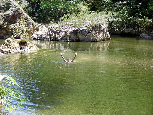 Refreshing bath in Yumurí river